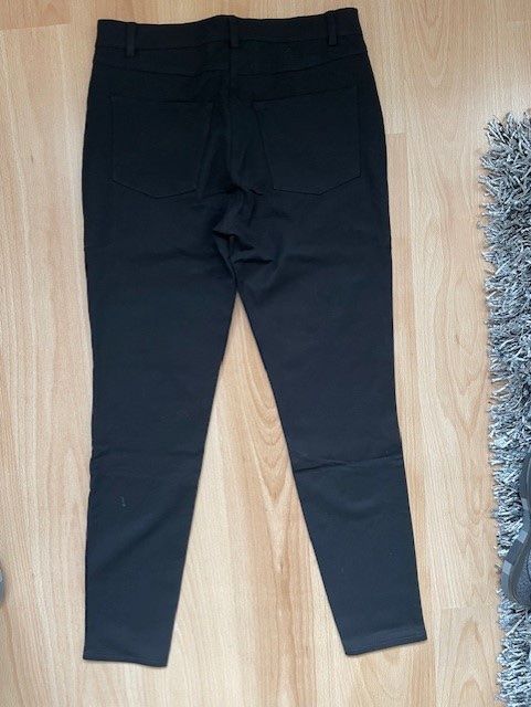 H&M Jeans: Schwarze H&M Jeans Gr 38 neu – Nuovo (secondo la descrizione) da Zürich venduto da Pony74 1