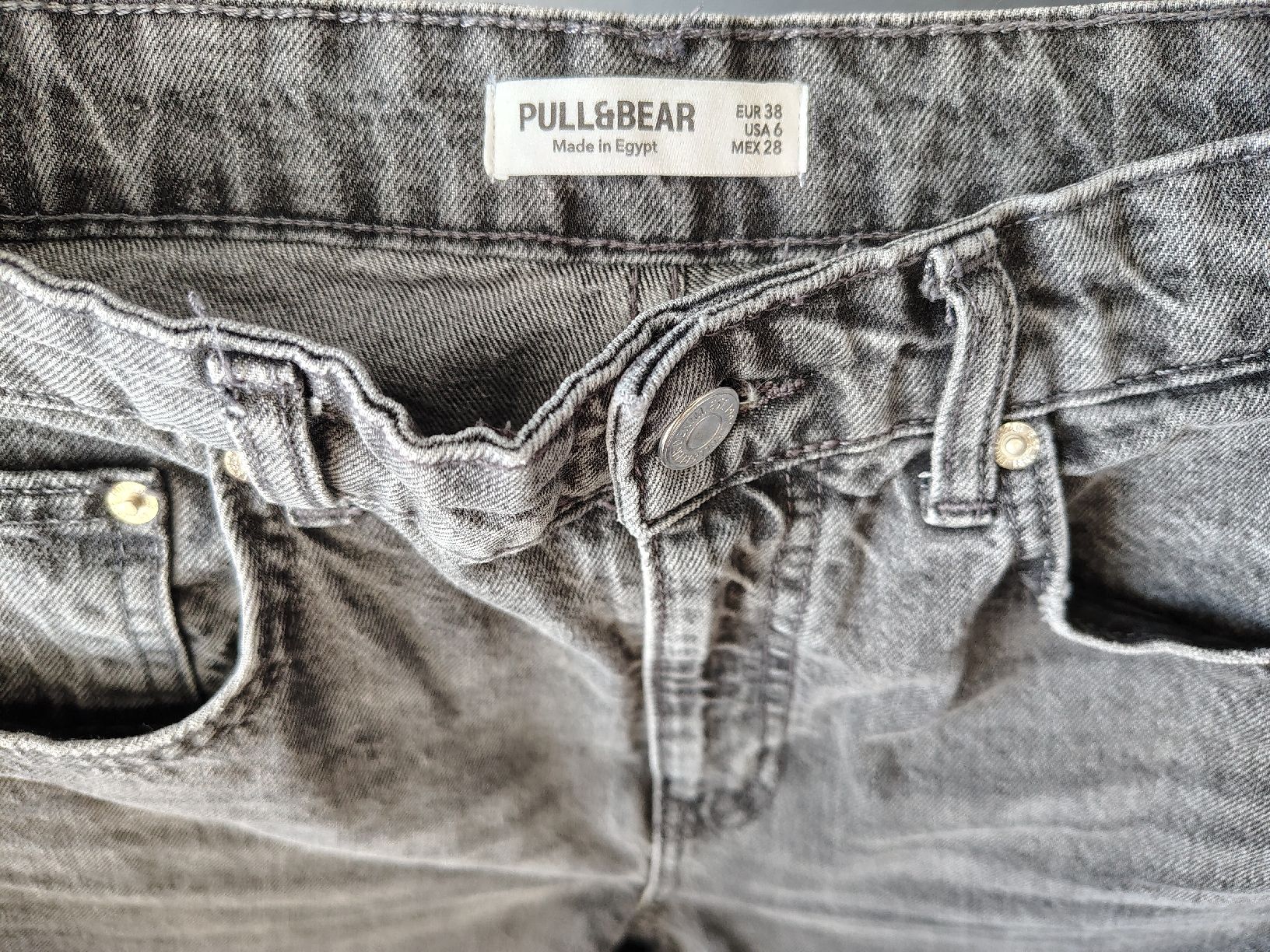 Pull&Bear Jeans: Graue Jeans Gr. 38 Pull&Bear" mit Fransen-Saum Neuwertig – Nuovo (secondo la descrizione) da Stäfa venduto da krp54 2