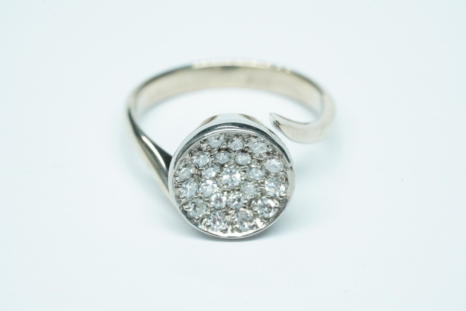 Ringe: Fingerring 18k Weissgold mit Diamanten – Gebraucht aus Bülach von Re-Jewelled 4