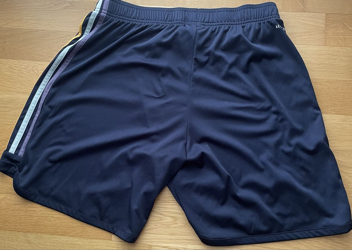 Real Madrid Maillots de corps & Pantalons: Original Real Madrid 2023/2024 Valverde Set – Neuf (Voir description) à Windisch par RealJerseys 5