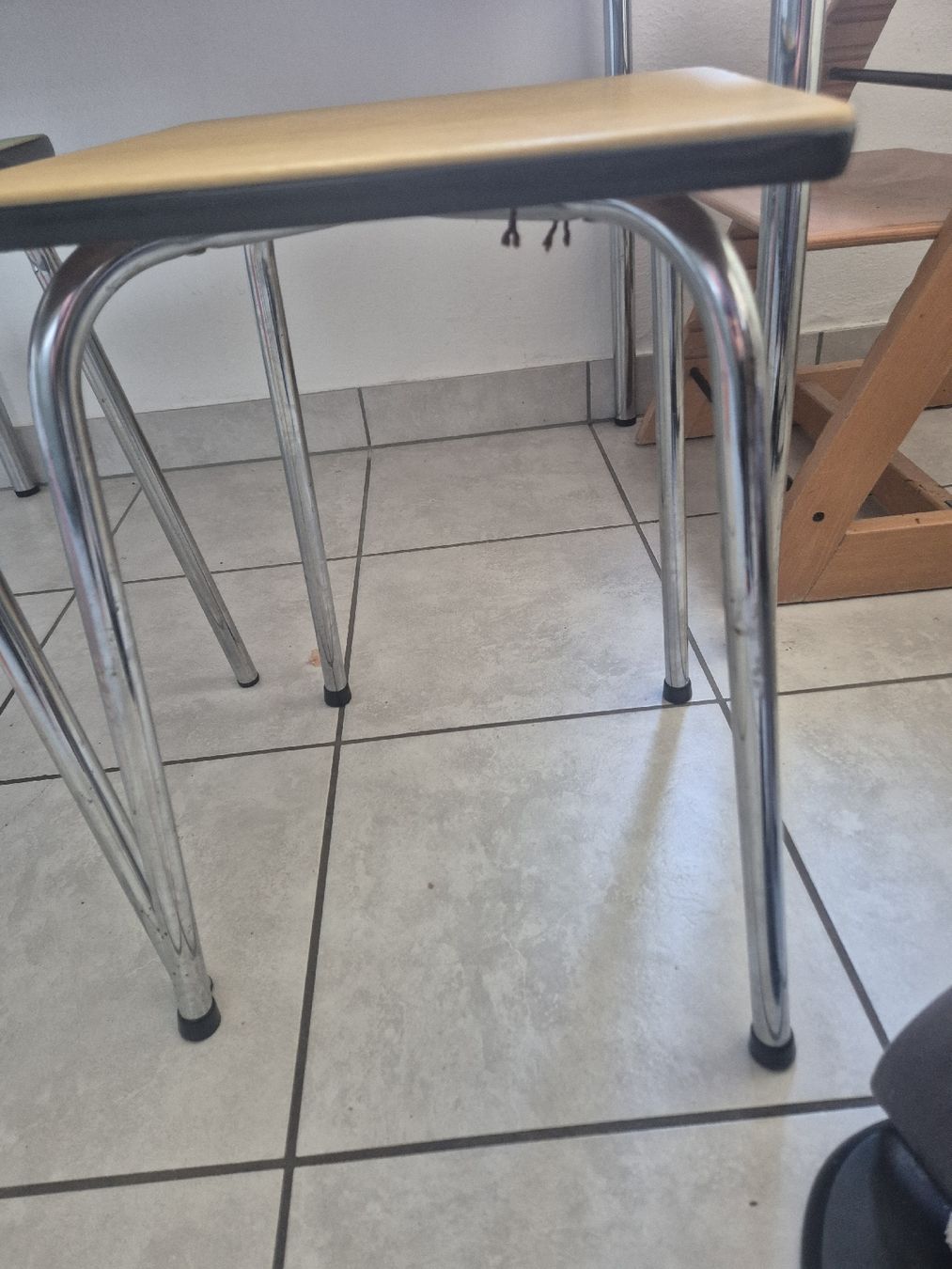 Tavoli: Vintagetisch mit Schublade und 2 Hocker – Usato da Richterswil venduto da and_y7vv 2