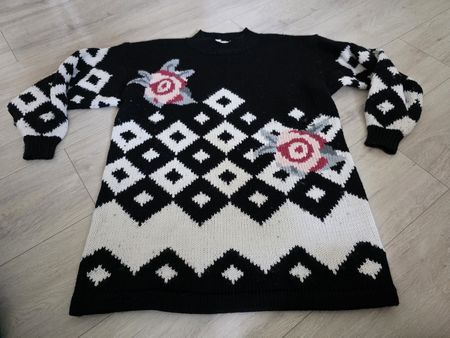 Langer Strickpullover schwarz weiss mit Blumenmuster. Gr M