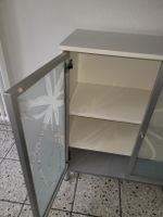 Schöner Vitrinenschrank mit Milchglastüren