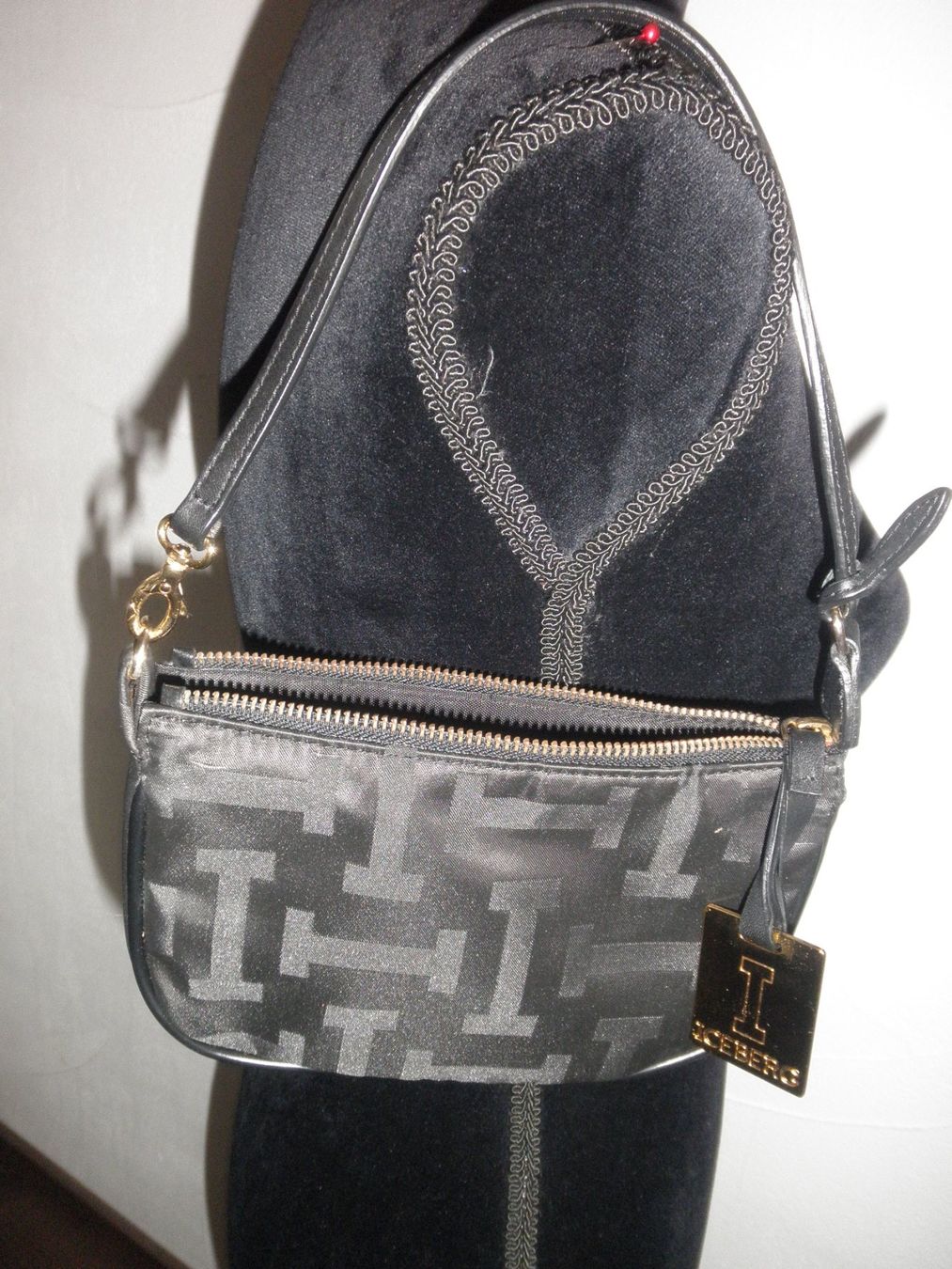 Iceberg Borse da donna: Iceberg Tasche – Usato da Buttwil venduto da Engelhaar