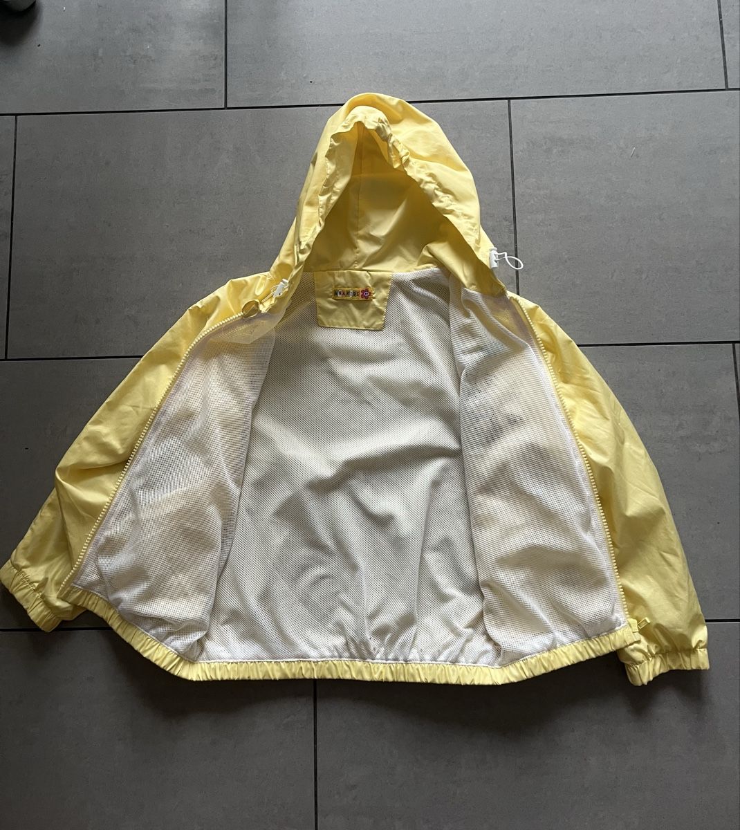 Giacche & Cappotti: Gelbe Windjacke mit Katzen, Gr. 116 – Usato da Zürich venduto da jmg_8005 1