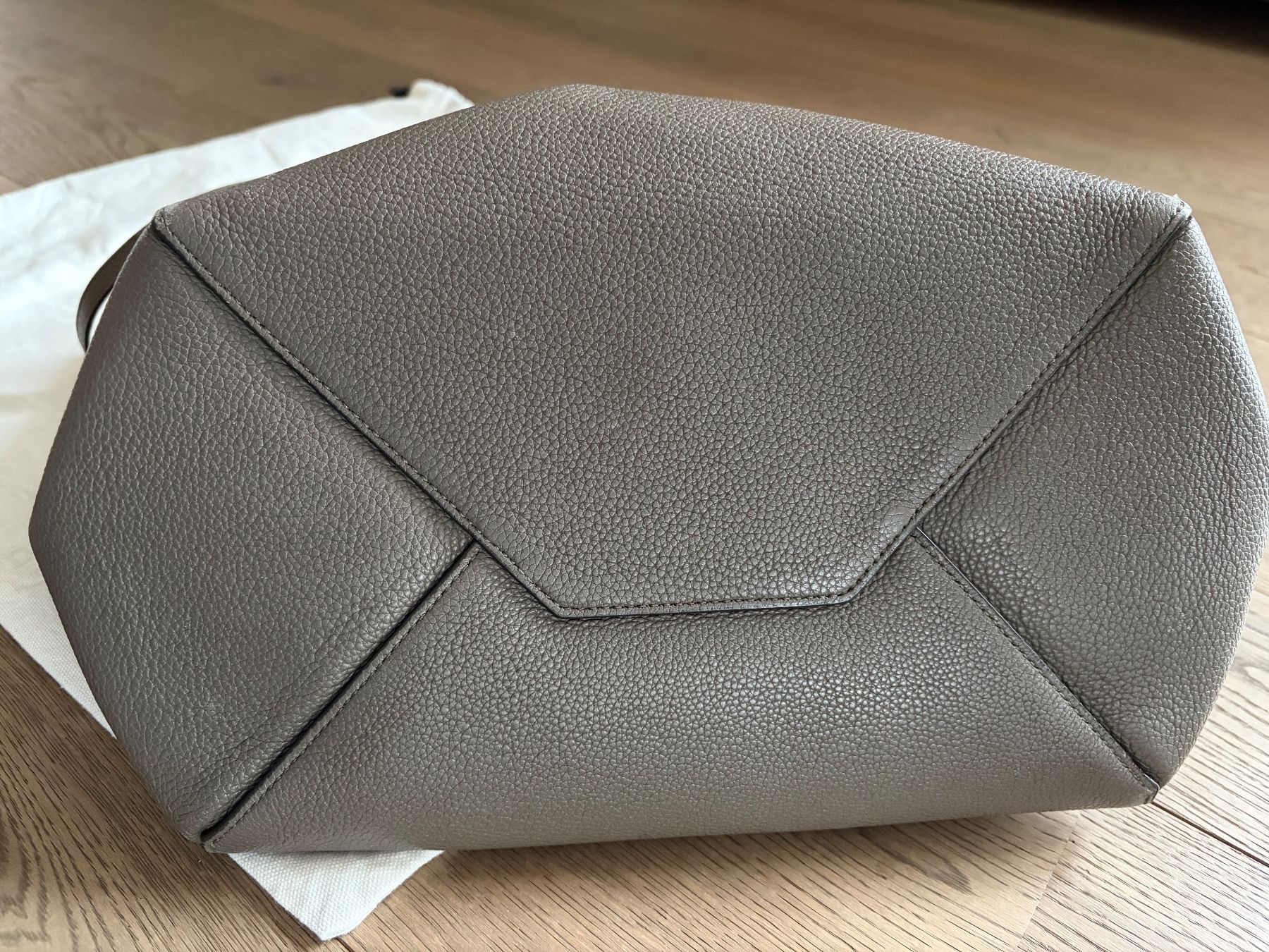 Celine Borse da donna: Céline Phantom Cabas small Taupe – Usato da Wädenswil venduto da quattromic 3