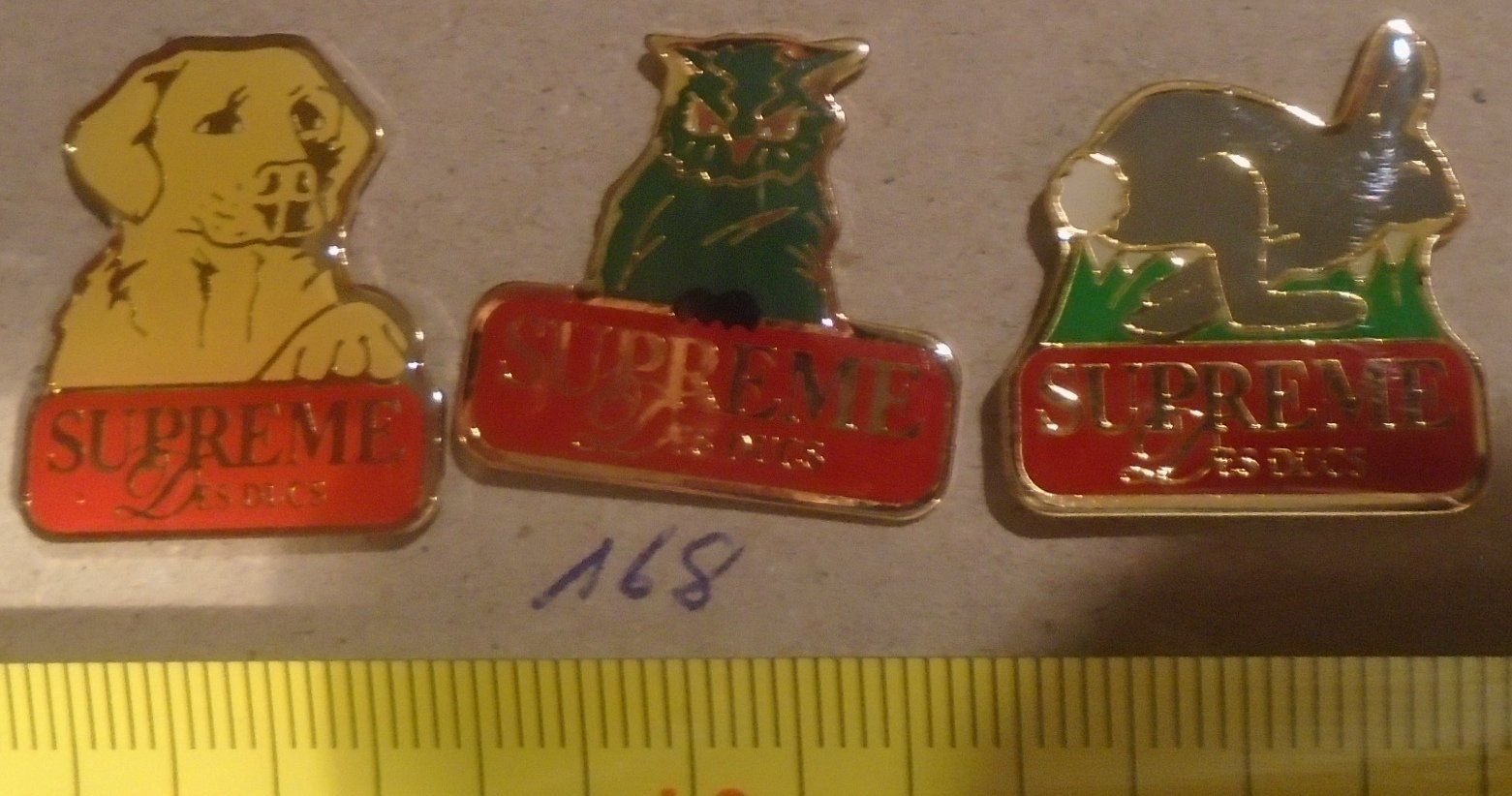 Placchette & Badge: 3 ver.Supreme Pins (168) – Usato da Winterthur venduto da Beli2000