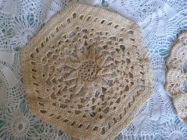 Altra biancheria da tavola: 7 Häkeldeckeli, beige, Handarbeit, Boho-Style – Usato da Nunningen venduto da Ave51 3