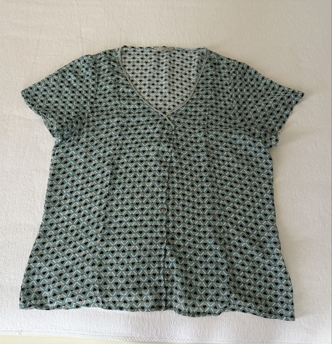 Blusen: Kurzarm-Bluse Nile XL – Gebraucht aus Safenwil von Empez