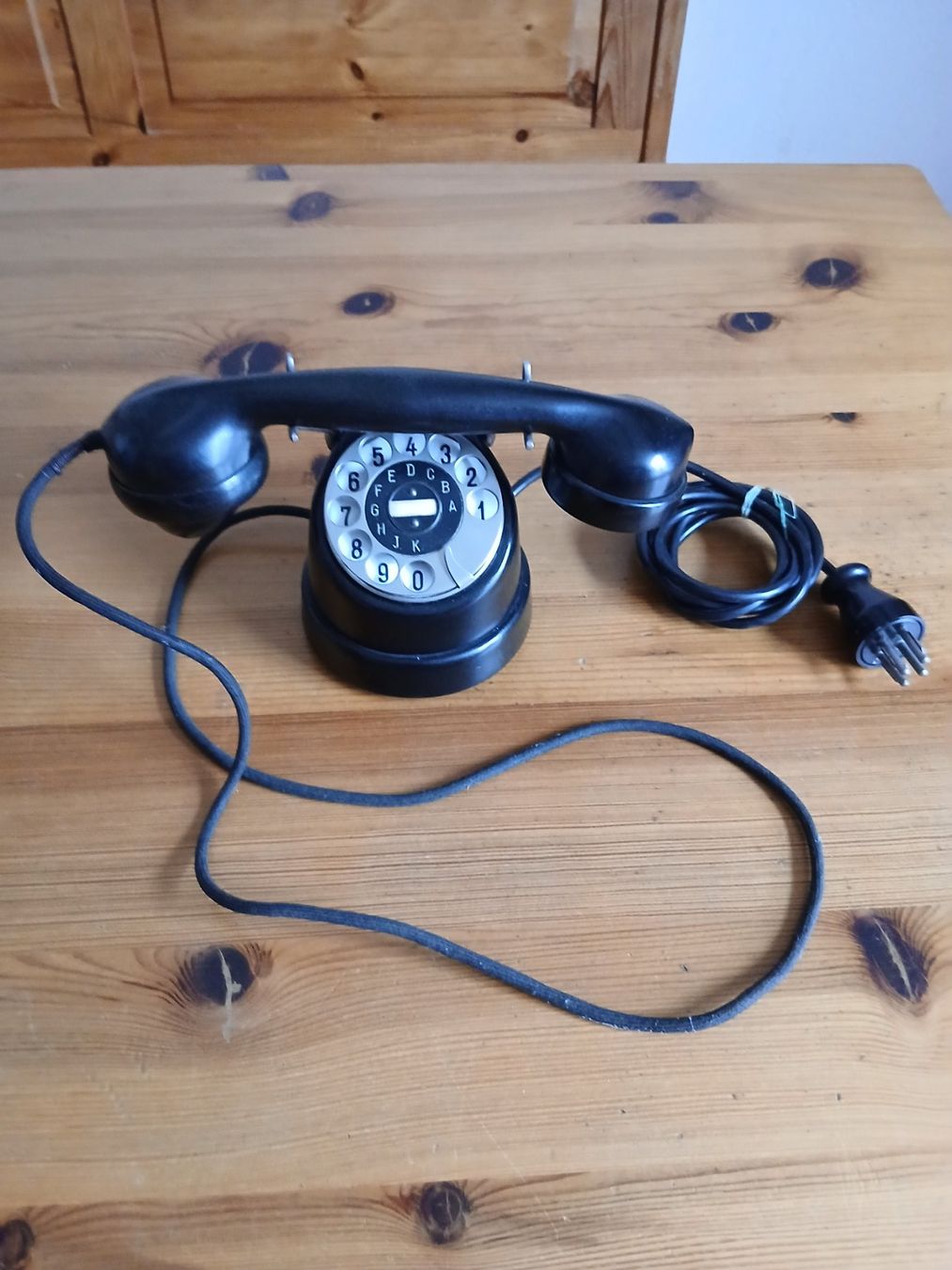 Telefone: Antikes Telefon schwarz mit Wählscheibe – Gebraucht aus Oberentfelden von Trinity1945