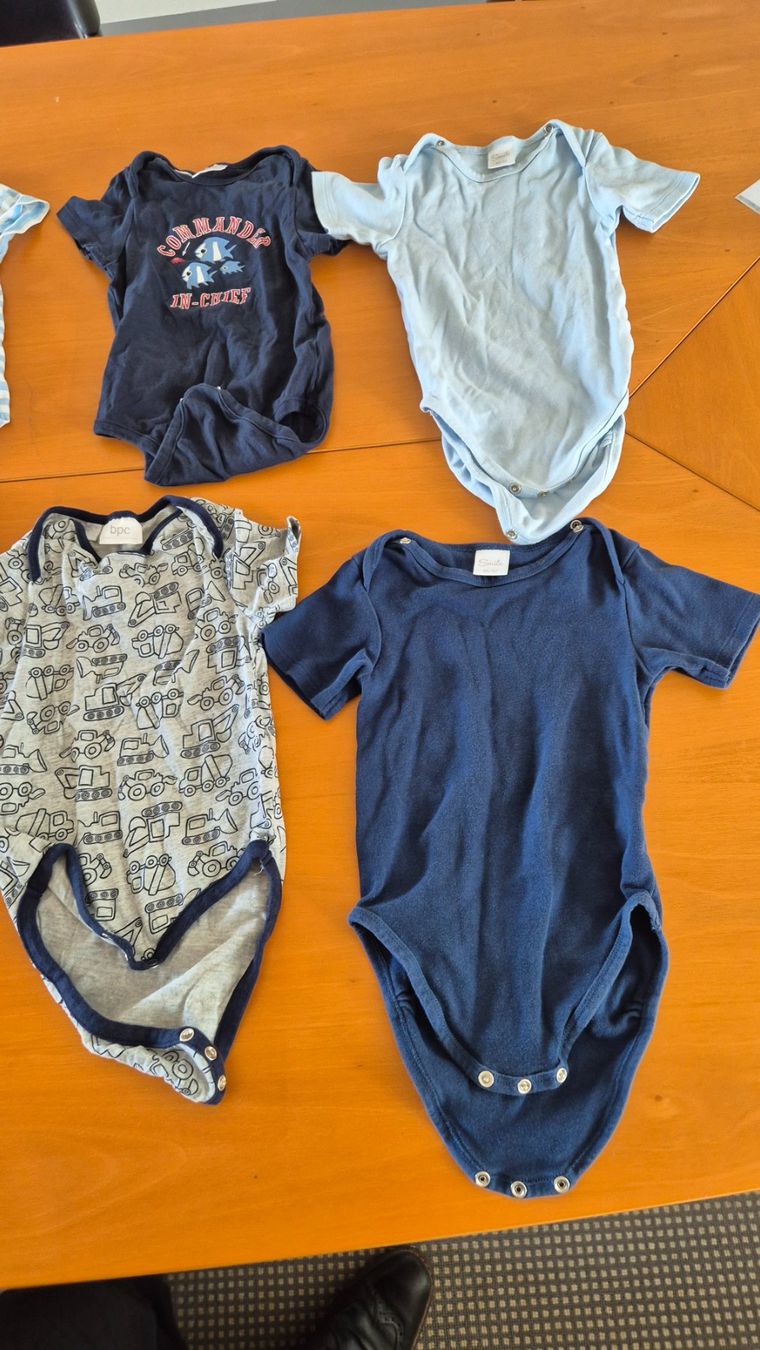 Lotti & Set di vestiti: Lot de 8 bodys manches courtes, taille 92 – Usato da Goumoens-la-Ville venduto da cfaIII 1