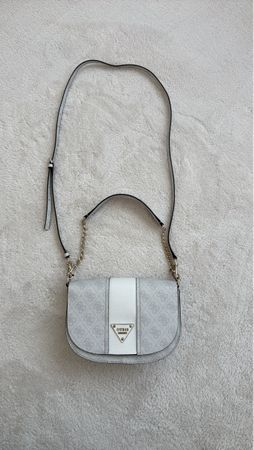 Elegante Guess Handtasche in Pastellgrau - Neuwertig!