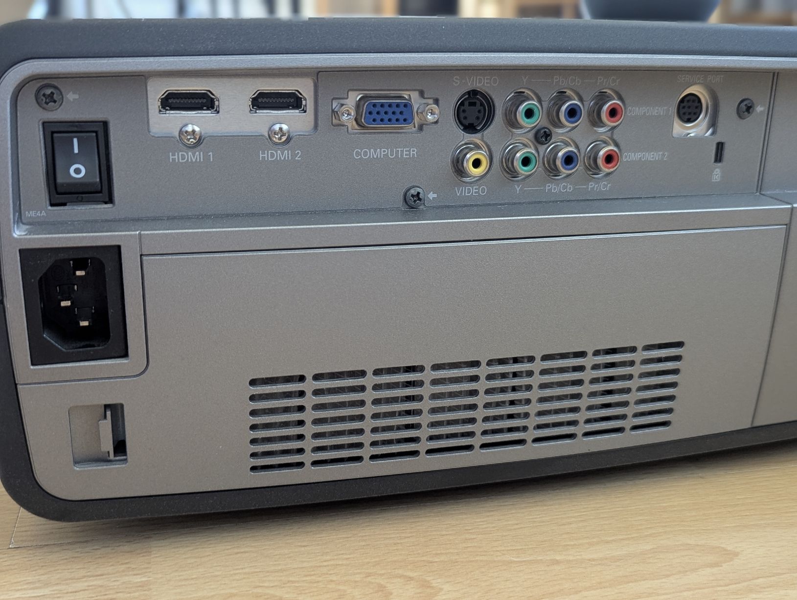 Sanyo Proiettori: Sanyo PLV-Z4000 Beamer – Usato da Leuzigen venduto da Johannes7 2