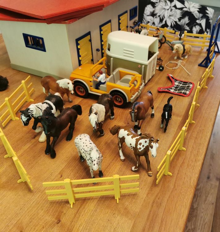  Schleich Reiterstall mit viel Zubehör (Gebraucht) in Schüpfen für CHF 