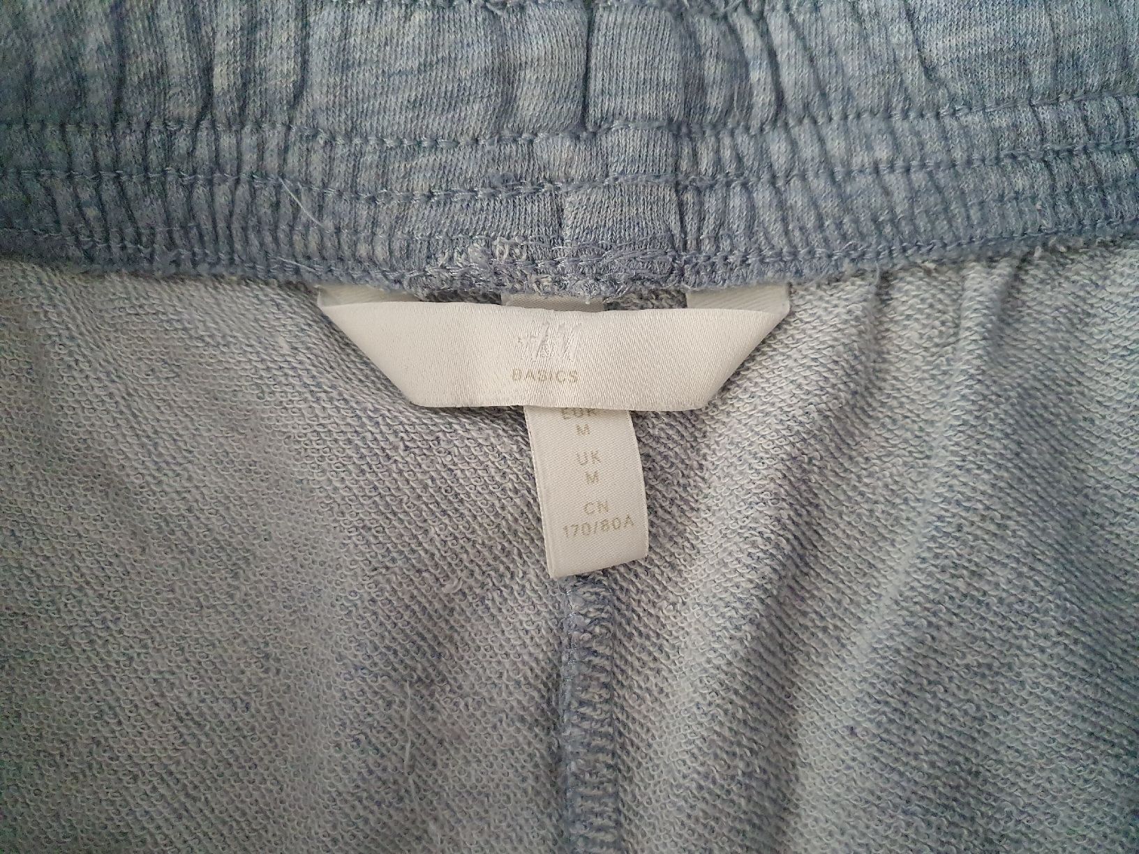H&M Pantalons: Hellblaue H&M Basics Shorts Trainerhose M/38 – Neuf (Voir description) à Wetzikon ZH par FundusFuchs 2