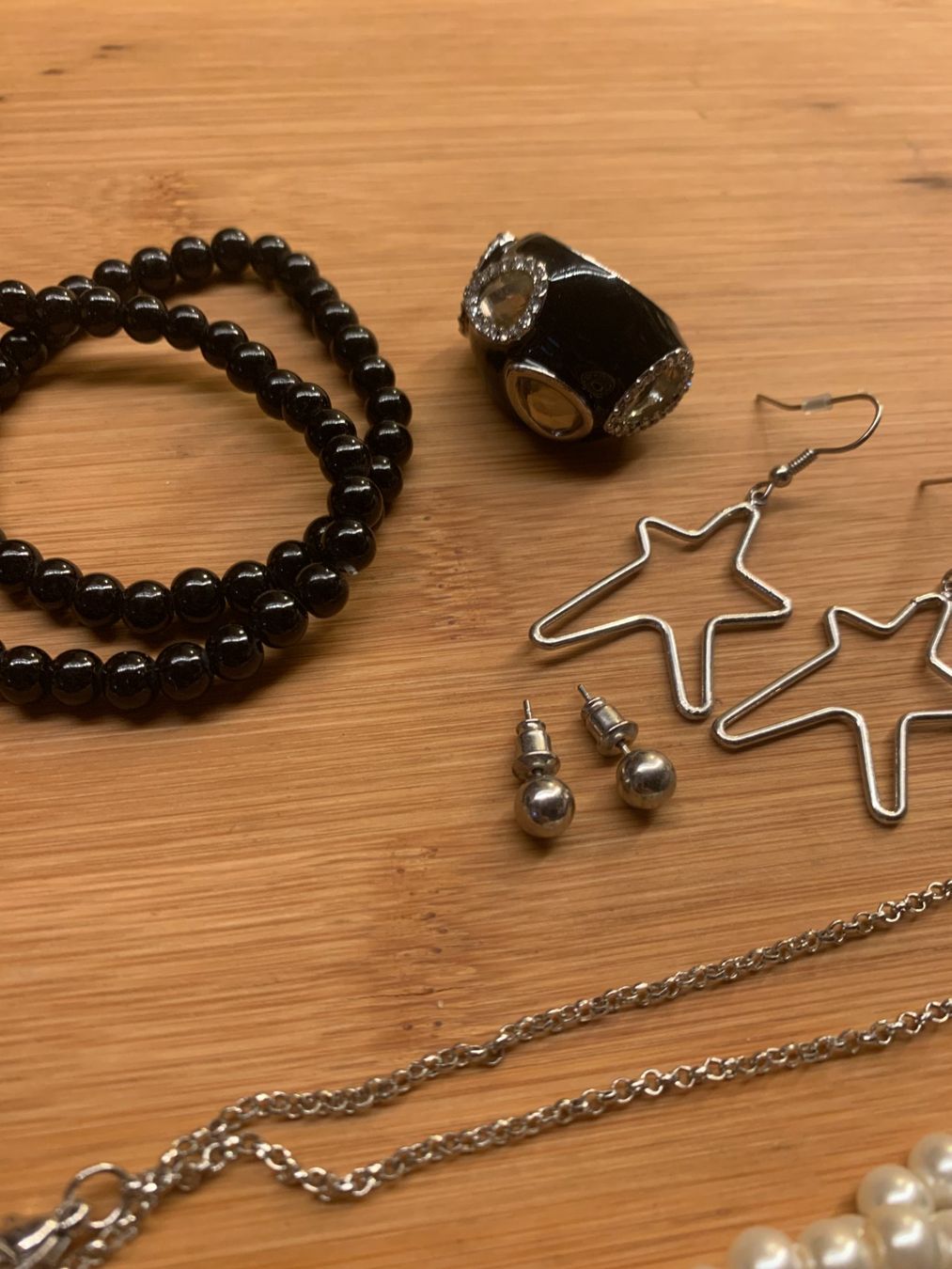 Altri gioielli: Schwarzes Set aus Modeschmuck, Ringen und Ohrringen – Usato da Chalais venduto da Decoarts.art 3