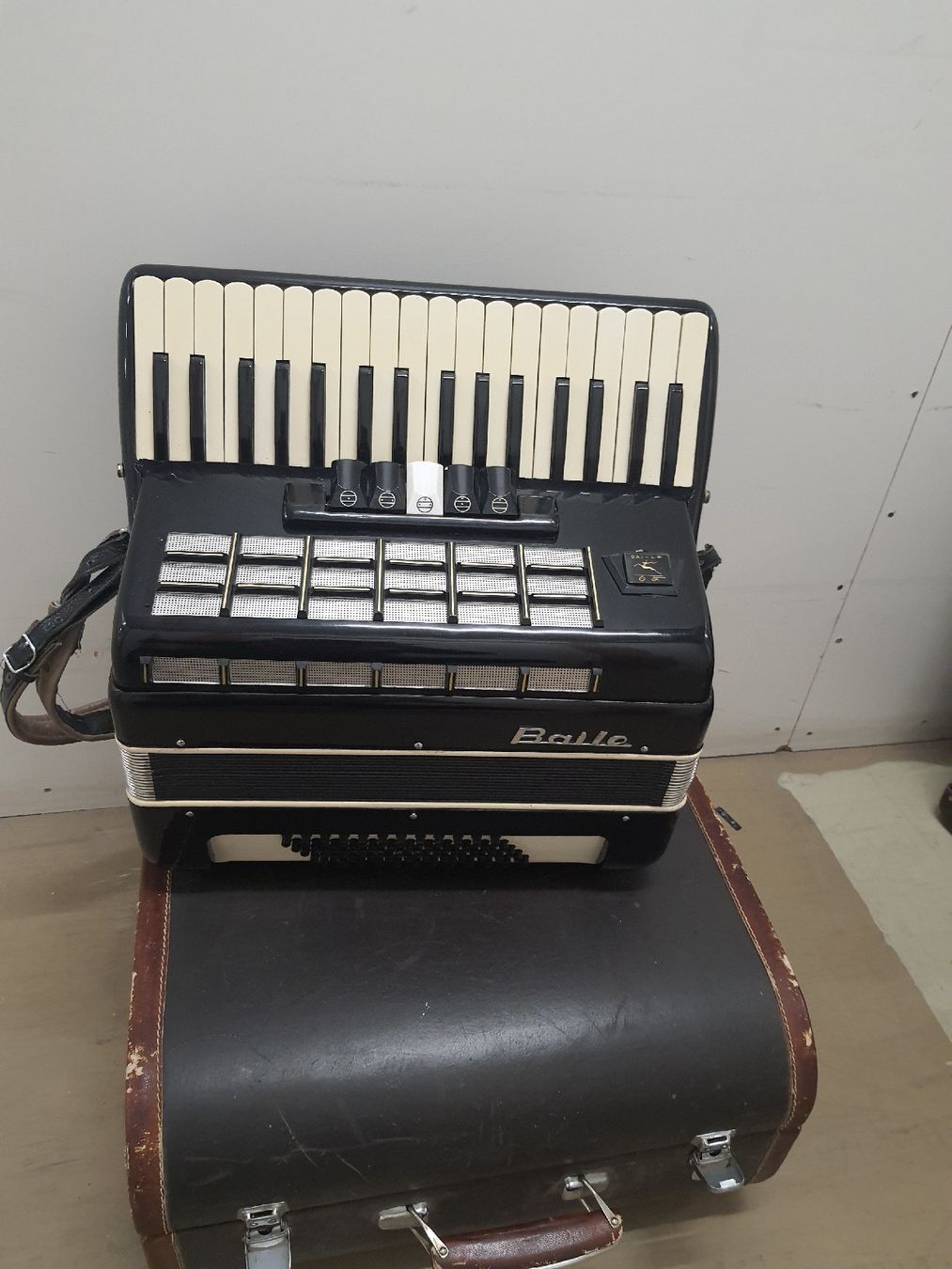 Strumenti musicali: accordéon à piano avec coffre – Usato da Pont-de-la-Morge venduto da Mirabelle0 1