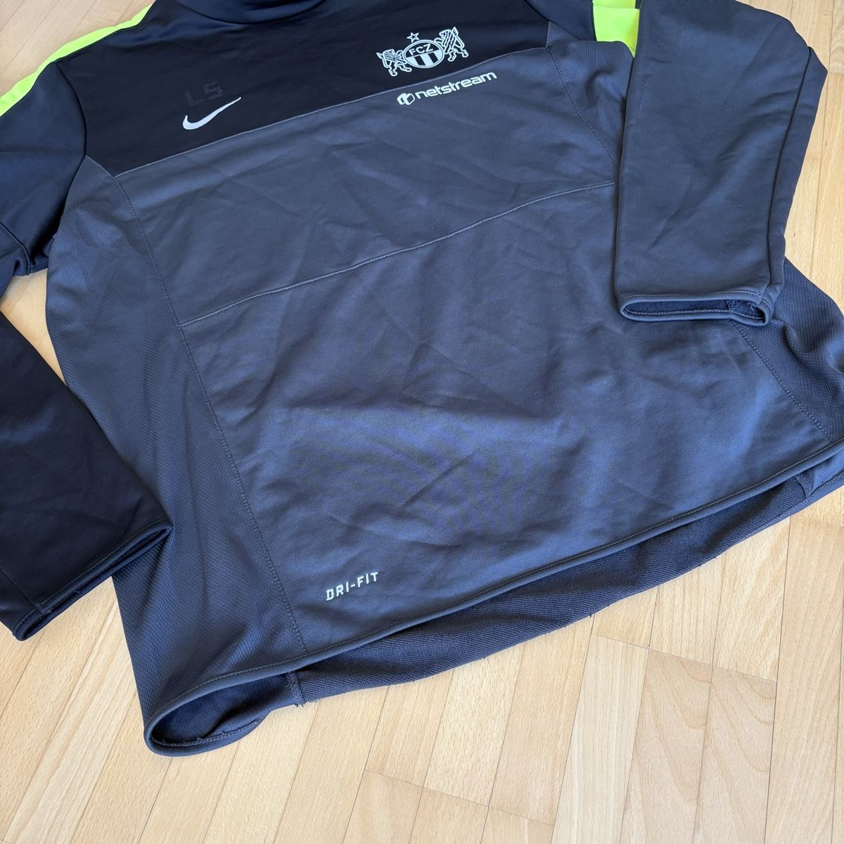 Nike Maillots de corps & Pantalons: Fc Zürich Nike Pullover Staff Only – D'occasion à Winterthur par LaBodega 1