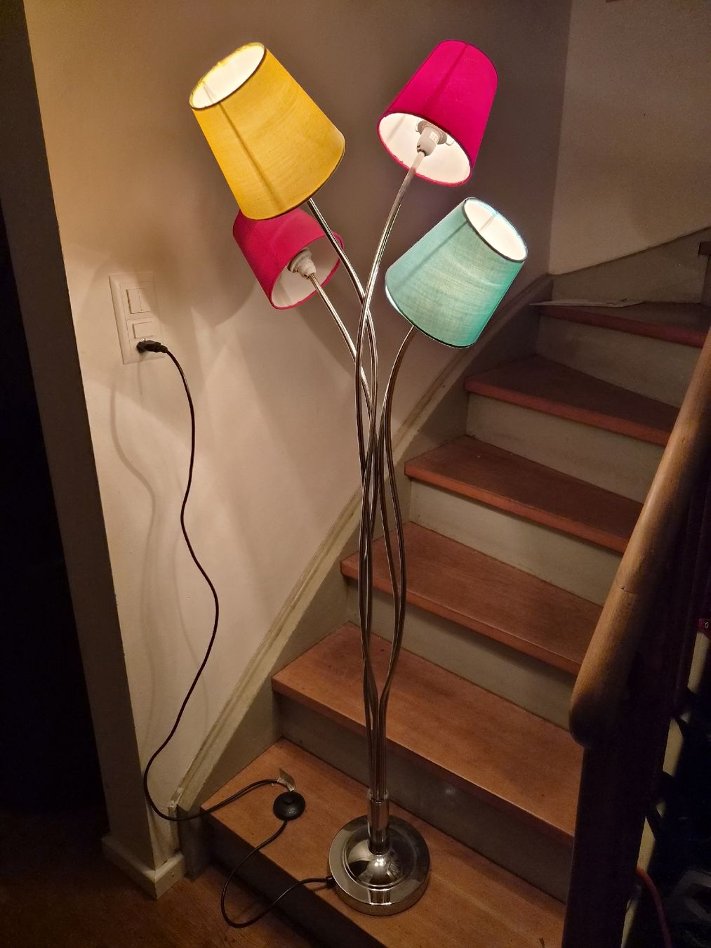 Lampen: Stehlampe mit 5 bunten Schirmen, Metallfuss – Gebraucht aus Zürich von Pazzenreich 1
