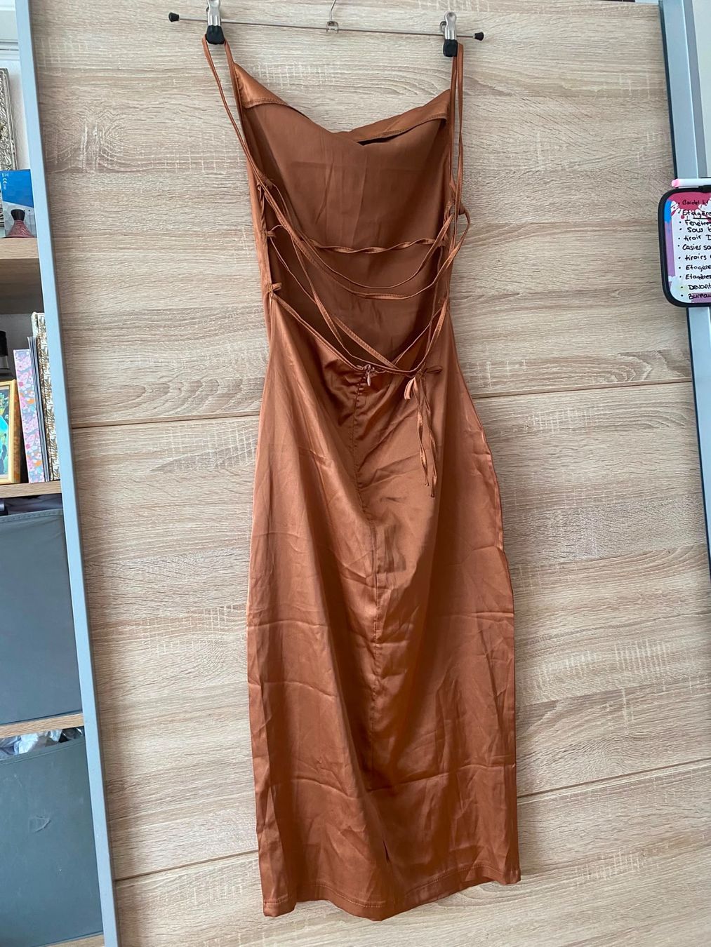 Robes: Robe midi en satin marron – Neuf (Voir description) à Montreux par Izapechee 2