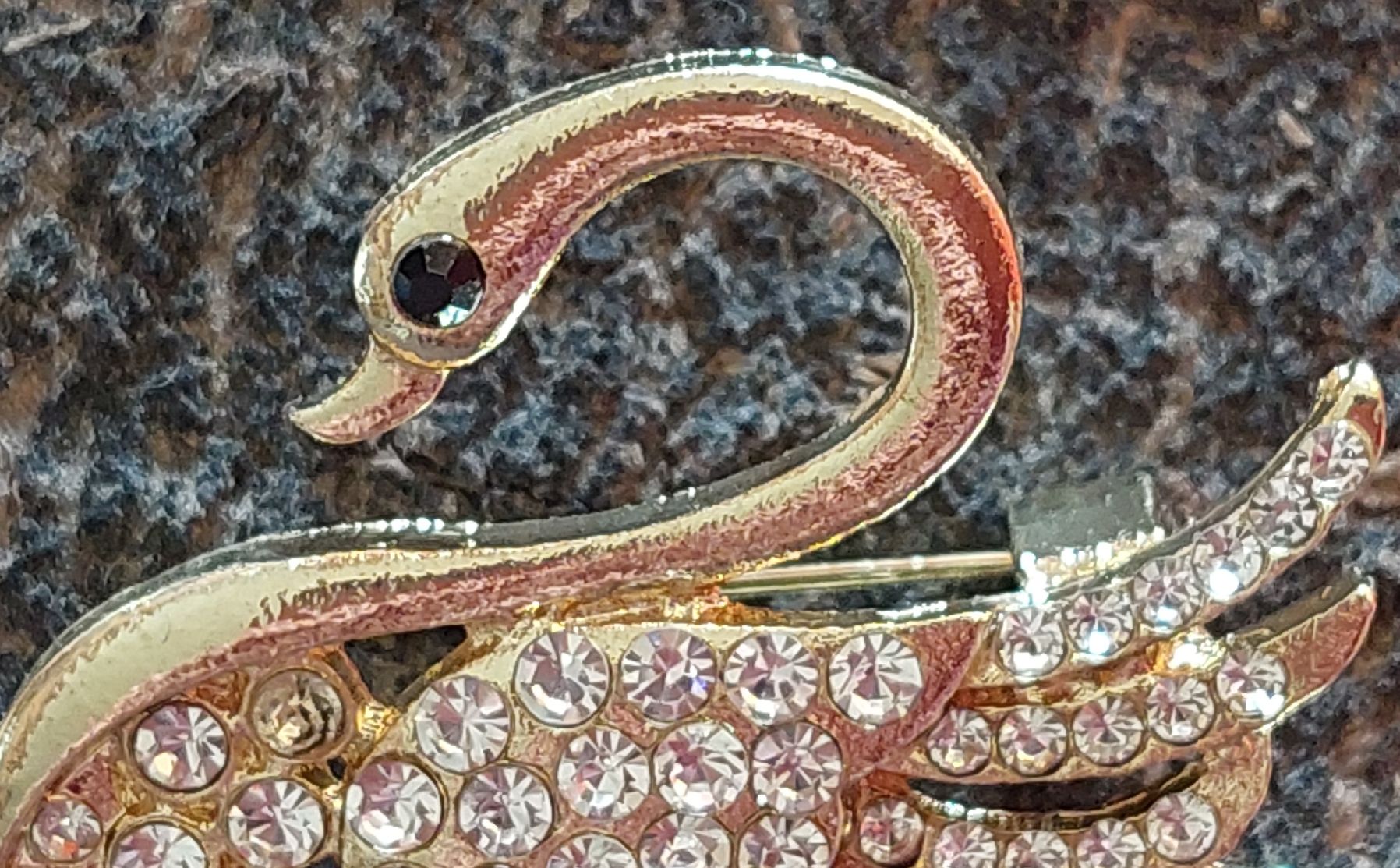 Broches & Aiguilles: Schwan Brosche, goldfarbig mit Strass-Steinchen – Neuf (Voir description) à Oberwil BL par Hunajakakku 2