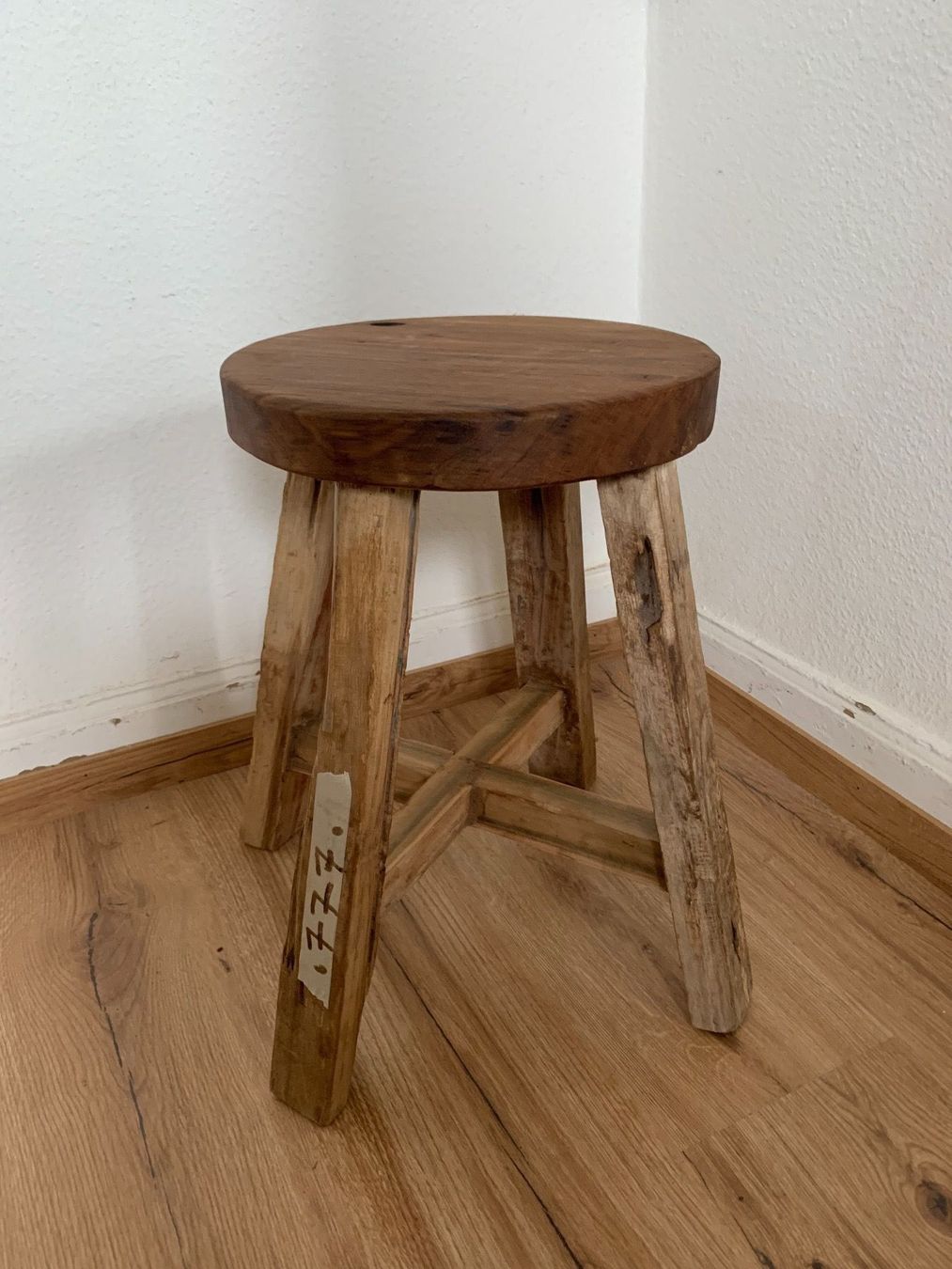 Hocker: Rustikaler Hocker – Gebraucht aus Flawil von Naphtali
