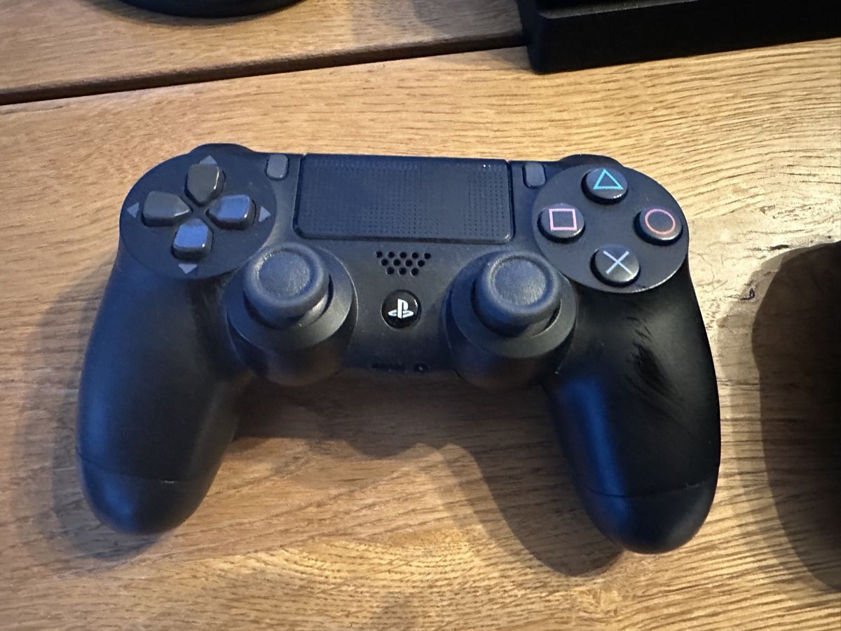 Sony Console: PlayStation PS4 Pro mit zwei Controller  – Usato da St. Gallen venduto da ire_6ktn 3