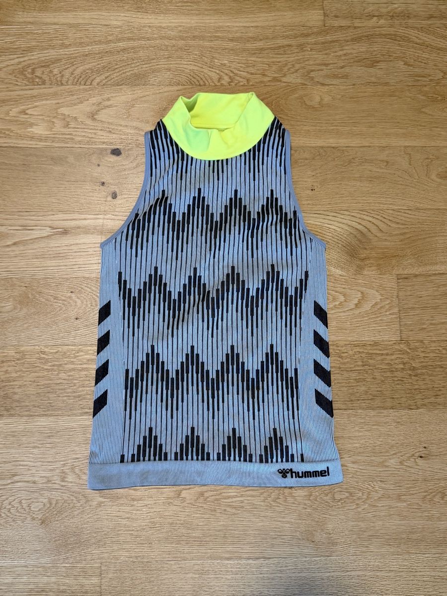 Hummel Tops: HUMMEL SPORTTOP MIT ZICKZACK-MUSTER – D'occasion à Zürich par dbu_s8p2 2