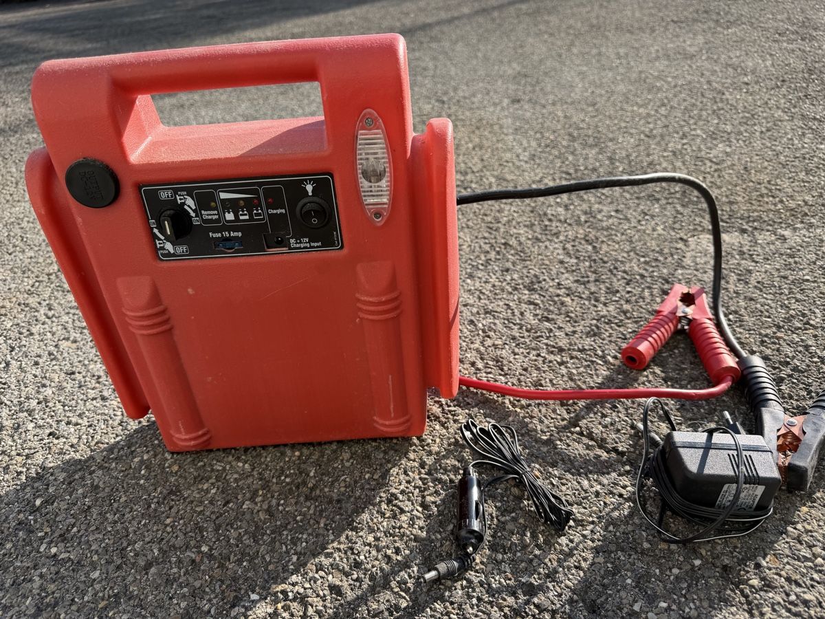 Batterie-Ladegeräte: Starter (Booster) 12 V Power  – Gebraucht aus Muensingen von Fox100