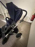 Stokke Trailz Kinderwagen und Babyschale und Skateboard