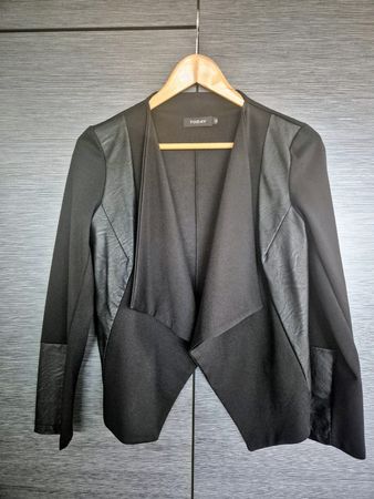Schwarze TODAY Jacke, Gr. M, Lederapplikationen