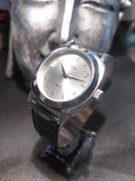 montre à quartz Auriol est dotée d'un cadran argenté soleil