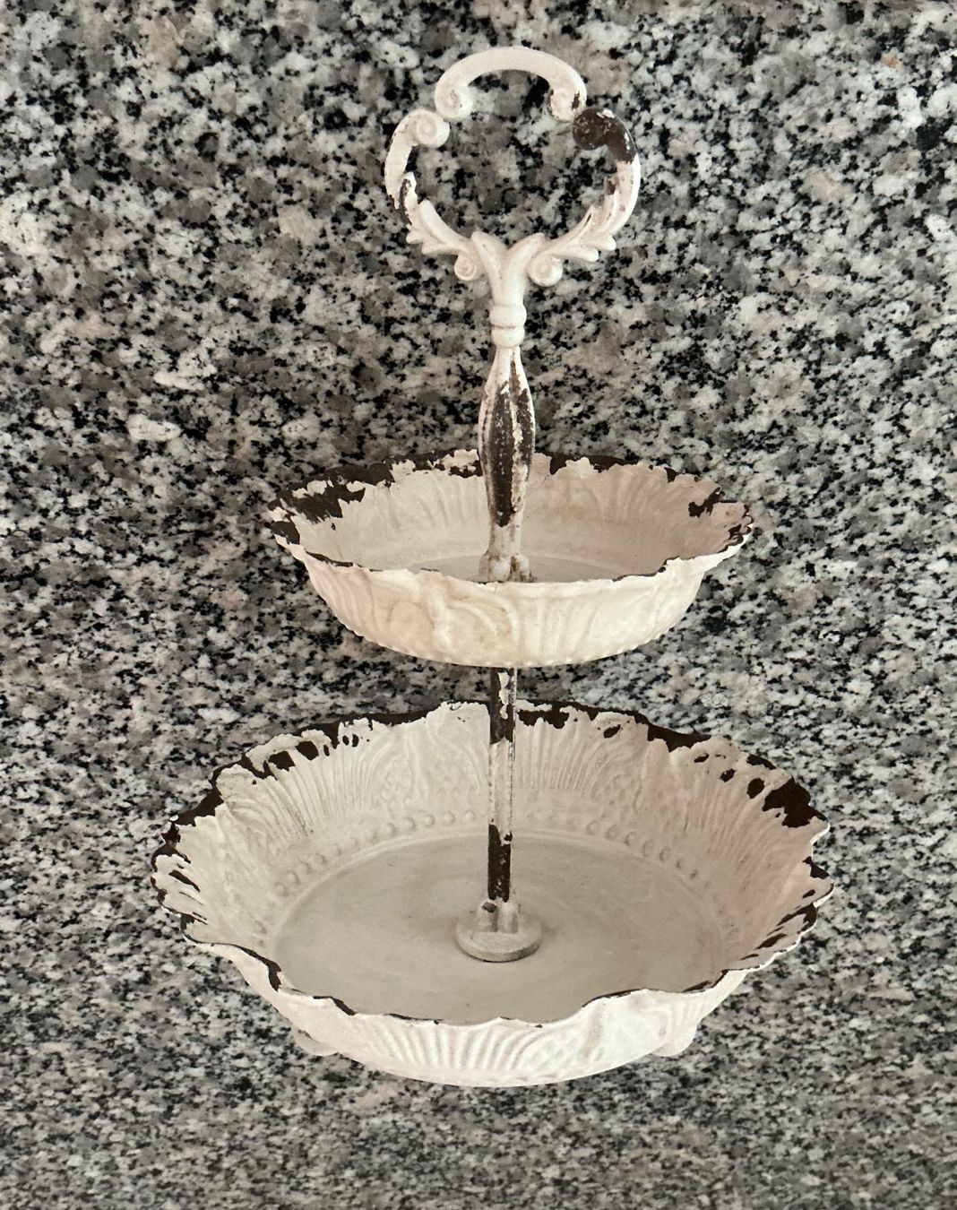 Tutte le decorazioni: ÄLTERE SHABBY ETAGÈRE – Usato da Zell LU venduto da Silvermemory 3