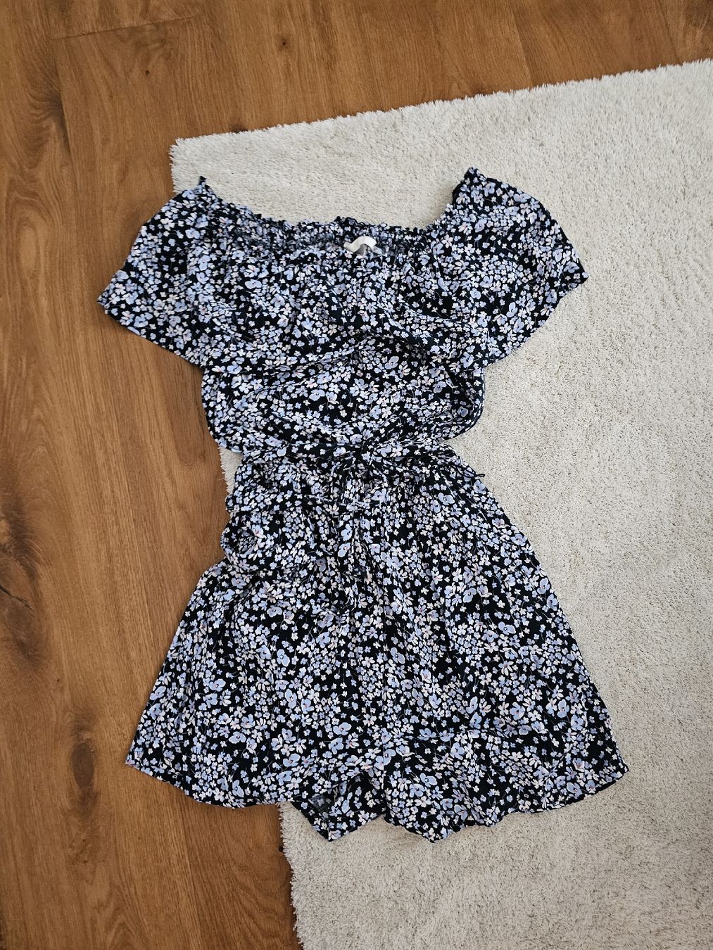 H&M Tute: H&M Off-Shoulder Jumpsuit – Usato da Oberlunkhofen venduto da lea_26wd