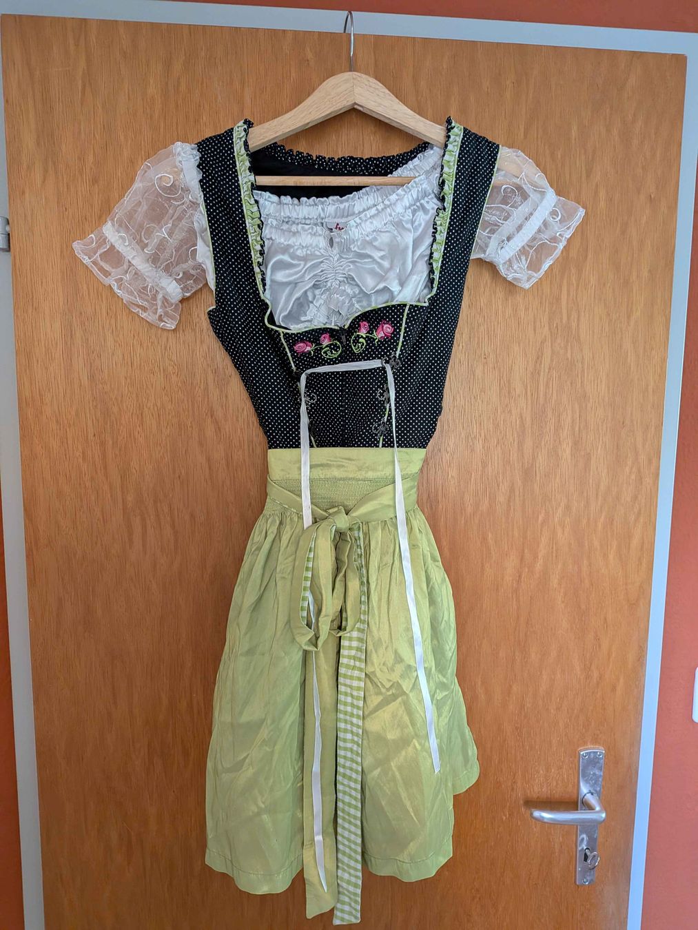 Kleider: Dirndl schwarz grün mit Bluse – Gebraucht aus Winterthur von sha_r2k2