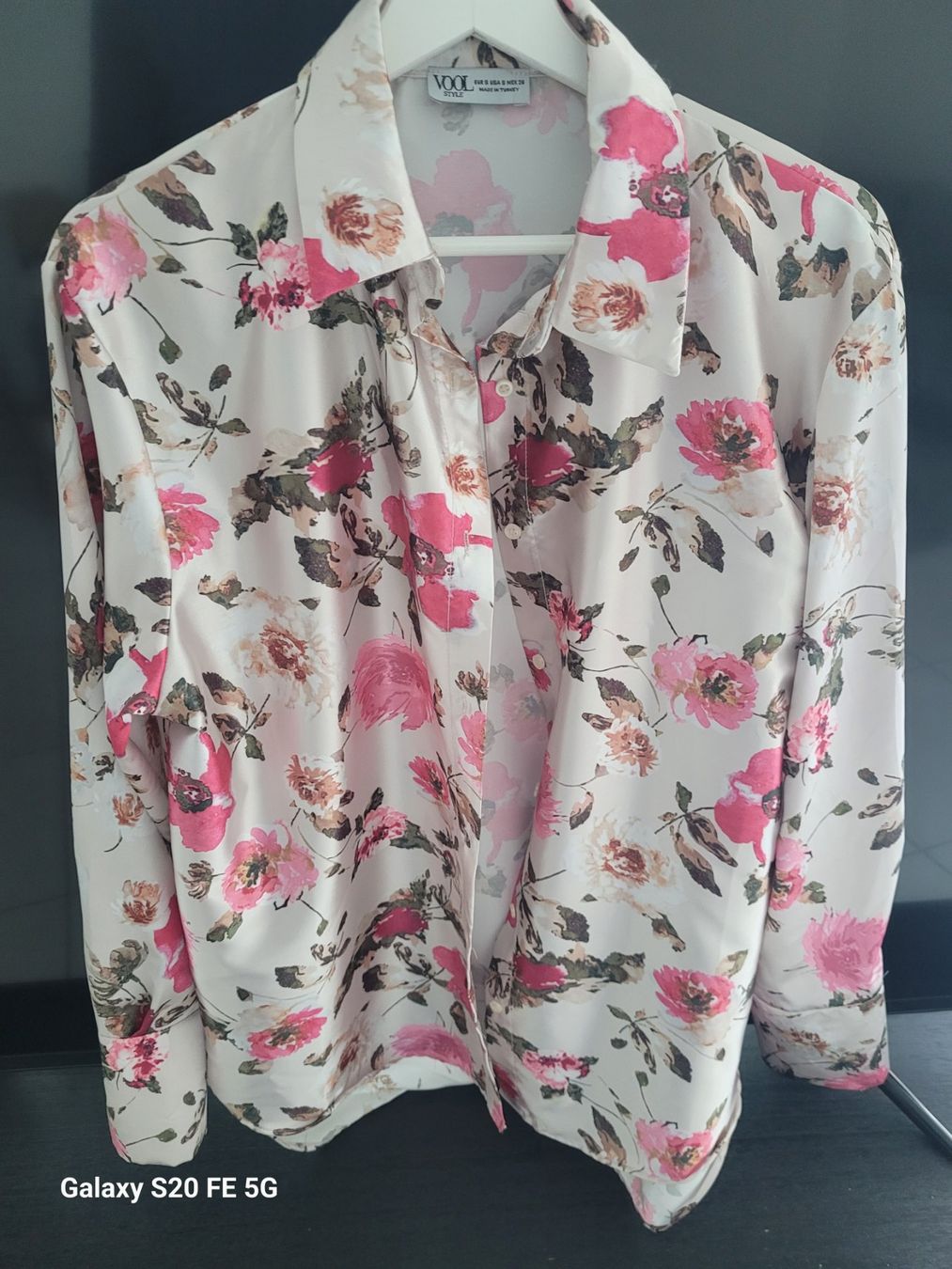 Blusen: VOOL Style Bluse mit Blumenmuster, Gr. L, neuwertig! – Neu und originalverpackt aus Bassersdorf von ism_kx95