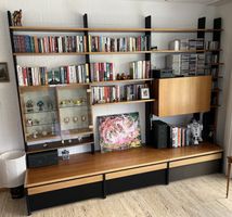 Büchergestell mit Vitrine, Getränkeschrank und Schubladen