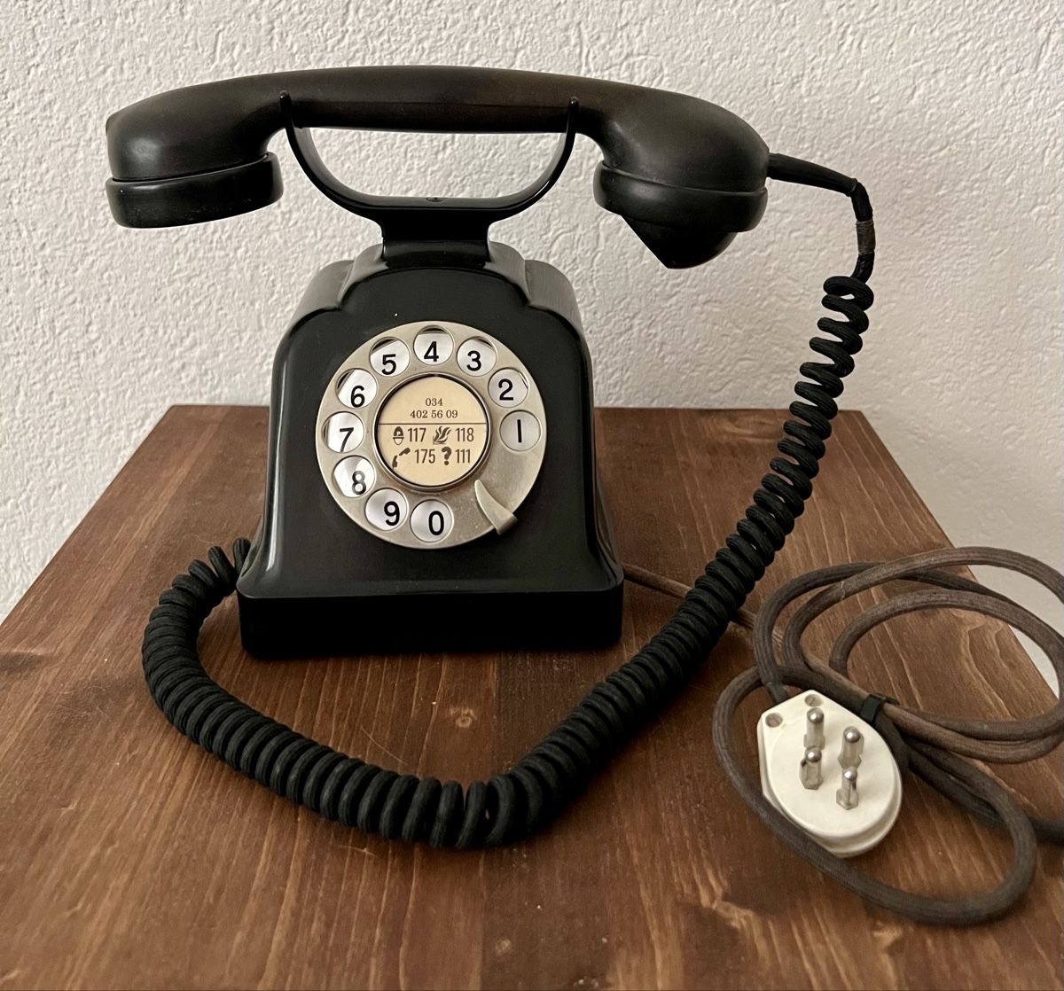 Telefoni: Altes Bakalit Wählscheiben Telefon Schwarz   – Usato da Hunzenschwil venduto da Madachica 1