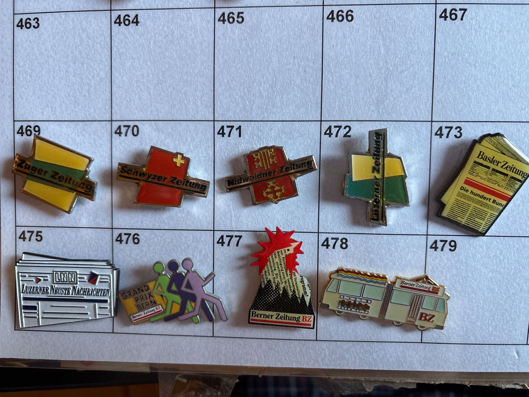 Plaquettes & Badges: Pins Zeitungen BZ und Diverse – D'occasion à Lützelflüh-Goldbach par NicoleL.