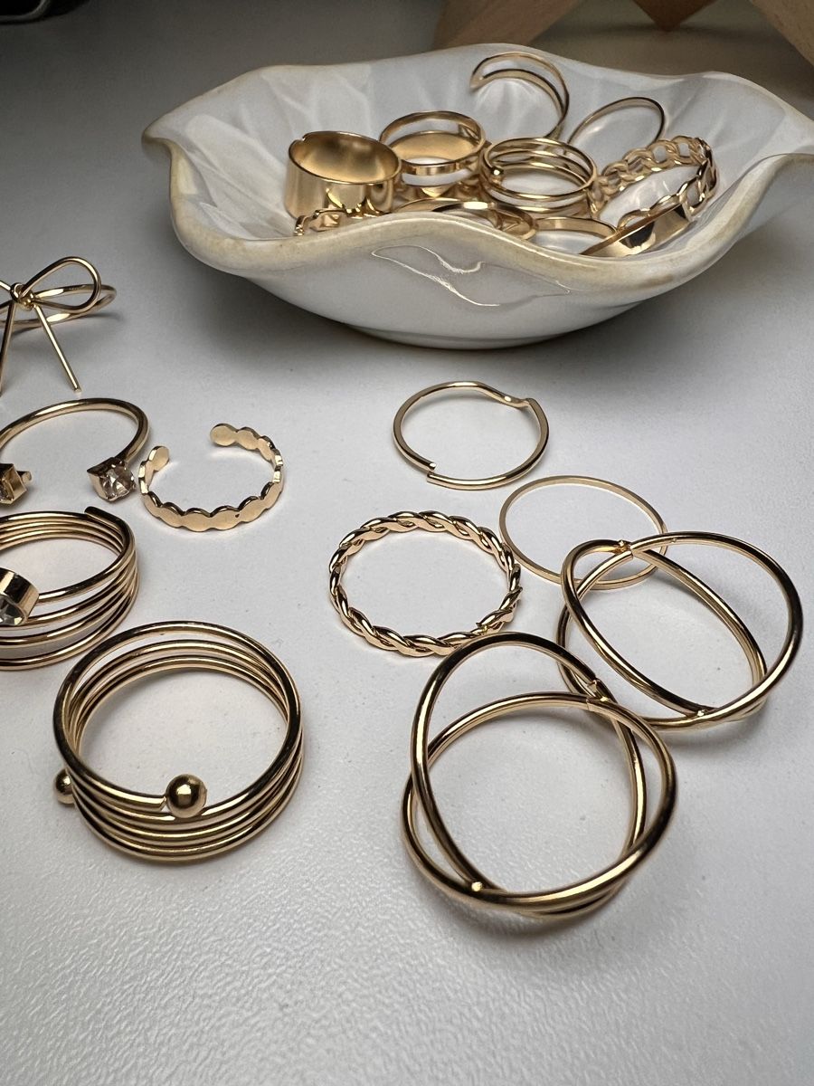 Sonstiger Schmuck: 47 Ringe Goldfarbende – Neu und originalverpackt aus Uster von SmartSales_zh 2
