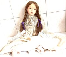 Künstlerpuppe Gross mit weissem zugrossem Kleid
