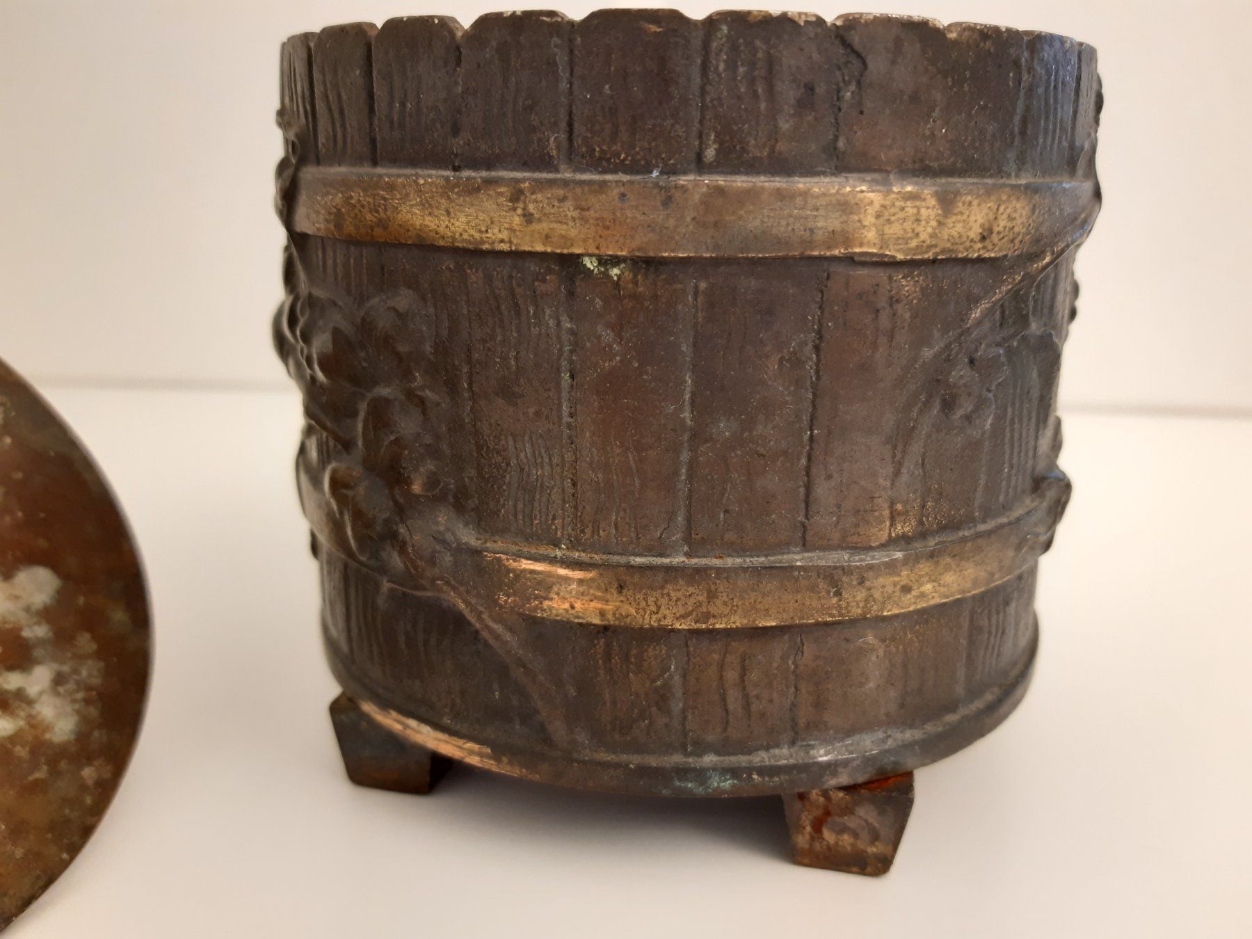 Sculture & Statue: Antike Dose Deko-Traubenpresse, Bronze – Usato da Bévilard venduto da Orscha 6