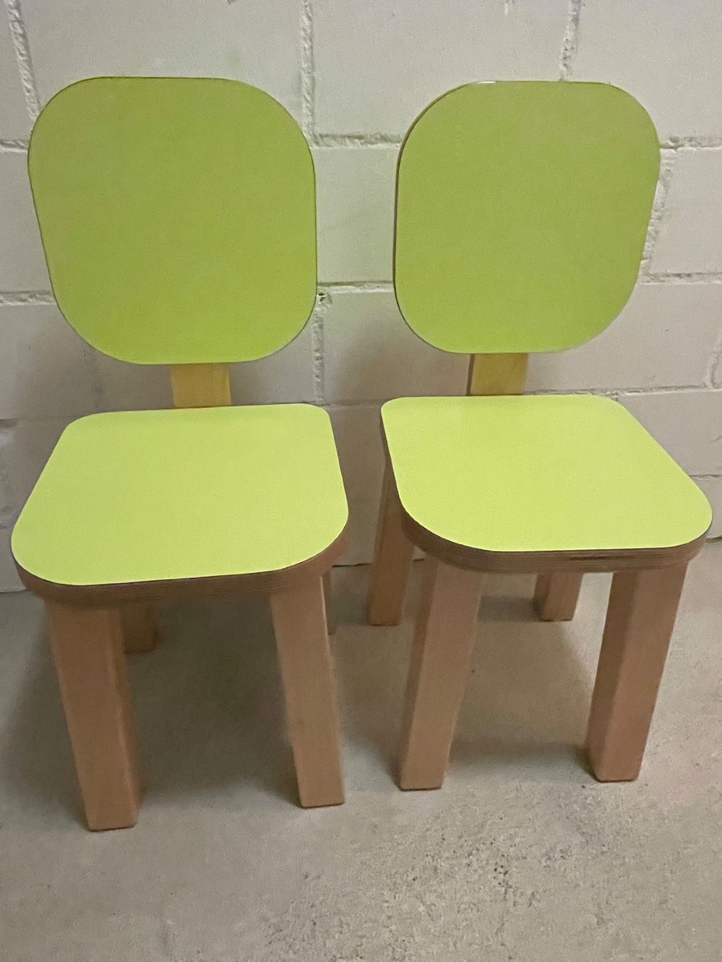 Set di tavolo e panche: Kindertisch mit 2 Stühlen – Usato da Jona venduto da Eve10 5
