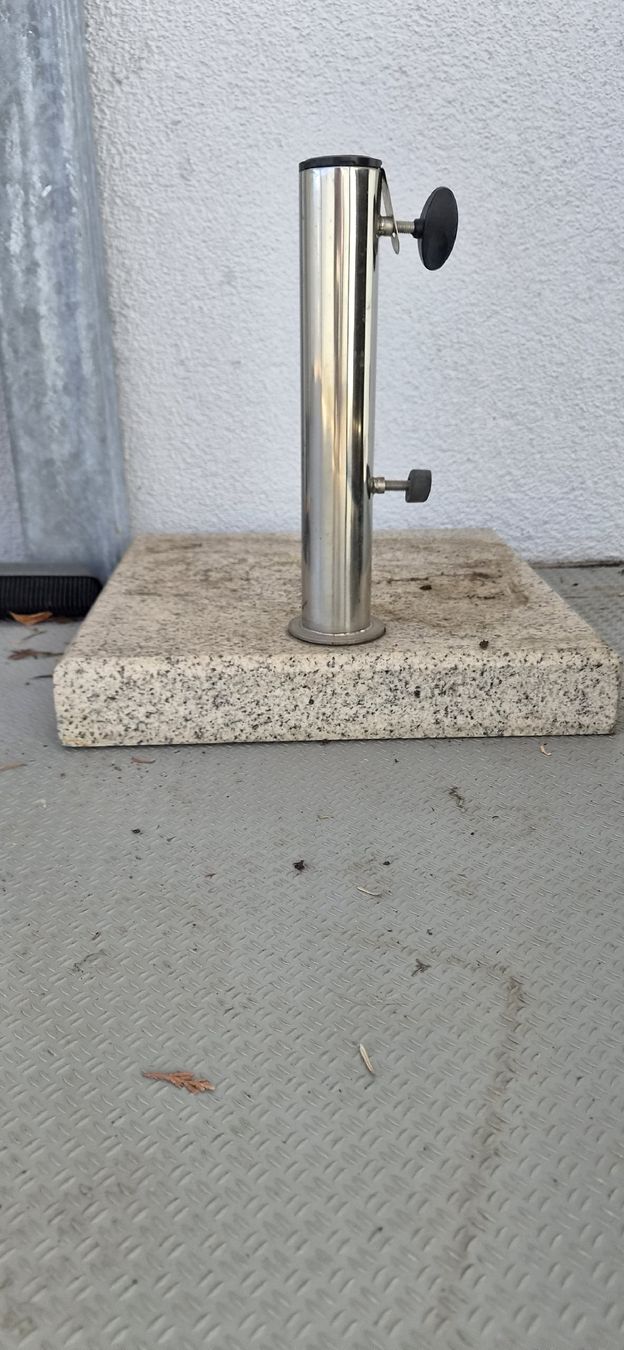 Autres: Sonnenschirmständer aus Stein – D'occasion à St.Margarethen TG par NikkiMicki