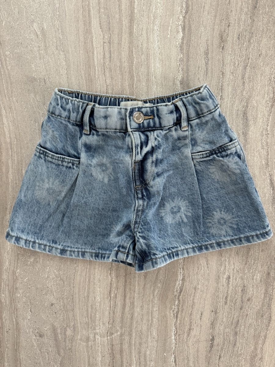 Zara Pantalons: Jeans Shorts Zara 104 – D'occasion à Galgenen par Vintluxe