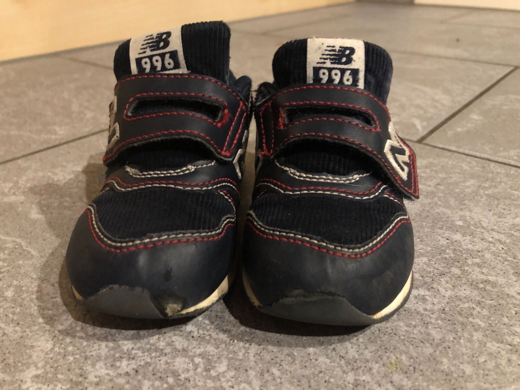 New Balance Scarpe per ragazzi: New Balance Schuhe navy/red Gr. 24 – Usato da Langnau am Albis venduto da Elli2013 2