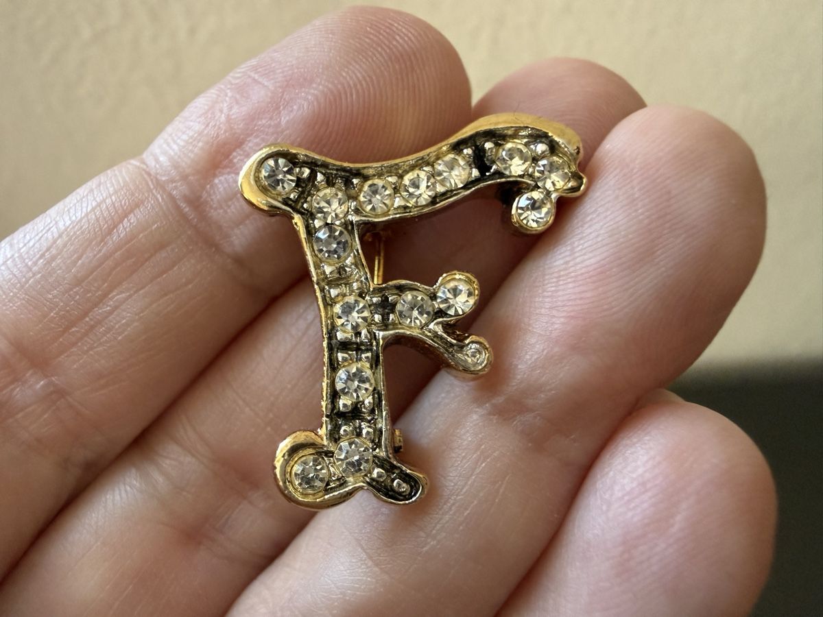 Spille & Fermagli: Vintage-Brosche mit Initiale F goldfarben mit Strass. – Usato da Lamone venduto da LaCantinaMagica 1