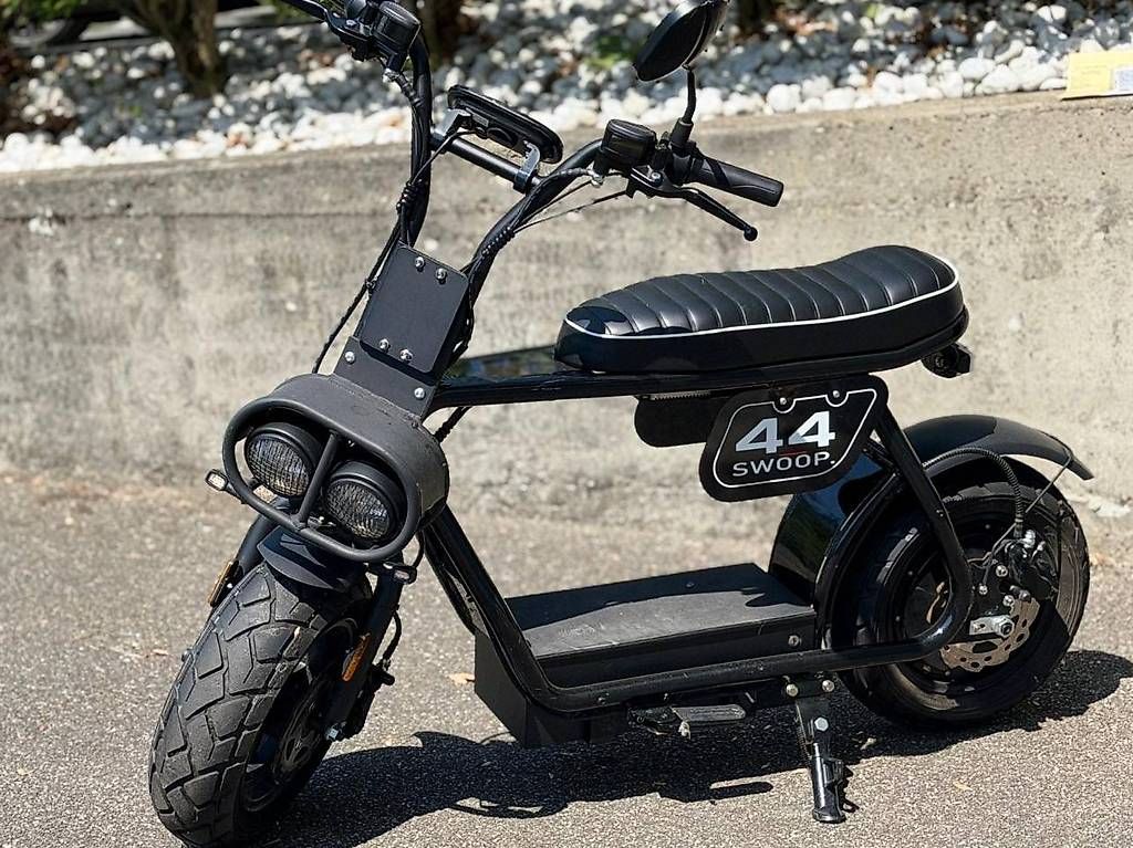 Sonstige: Swoop 44 Elektro-Scooter E-Moped schwarz – Gebraucht aus Lengnau BE von SimSinNemo87