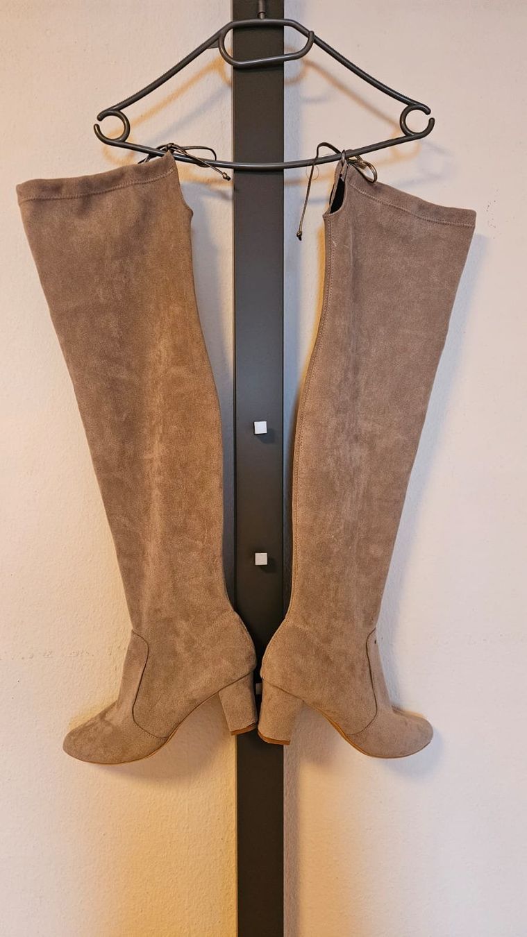 Lascana Damenschuhe: LASCANA Overknee-Stiefel, hellgrau, Gr. 41 – Gebraucht aus St. Gallen von Edenbaum
