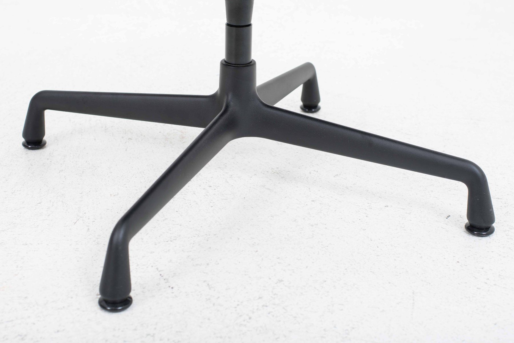 Vitra Sgabelli: Vitra EA 125 Ottoman / Hocker von Charles & Ray Eames - Grau – Usato da Zürich venduto da STUZH38 7